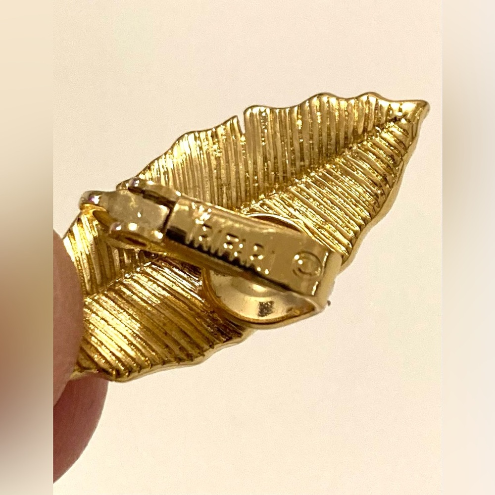 Vintage Trifoli gold colored clip-on leaf earrings - Picture 6 of 6